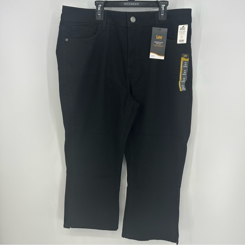 Lee Women’s Black Capris. Size 16